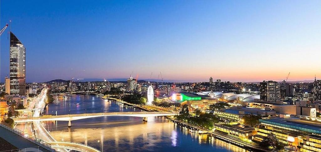 布里斯班Brisbane City Apartments (Tank St CBD)的享有一座城市的美景,设有一座河流上的桥梁