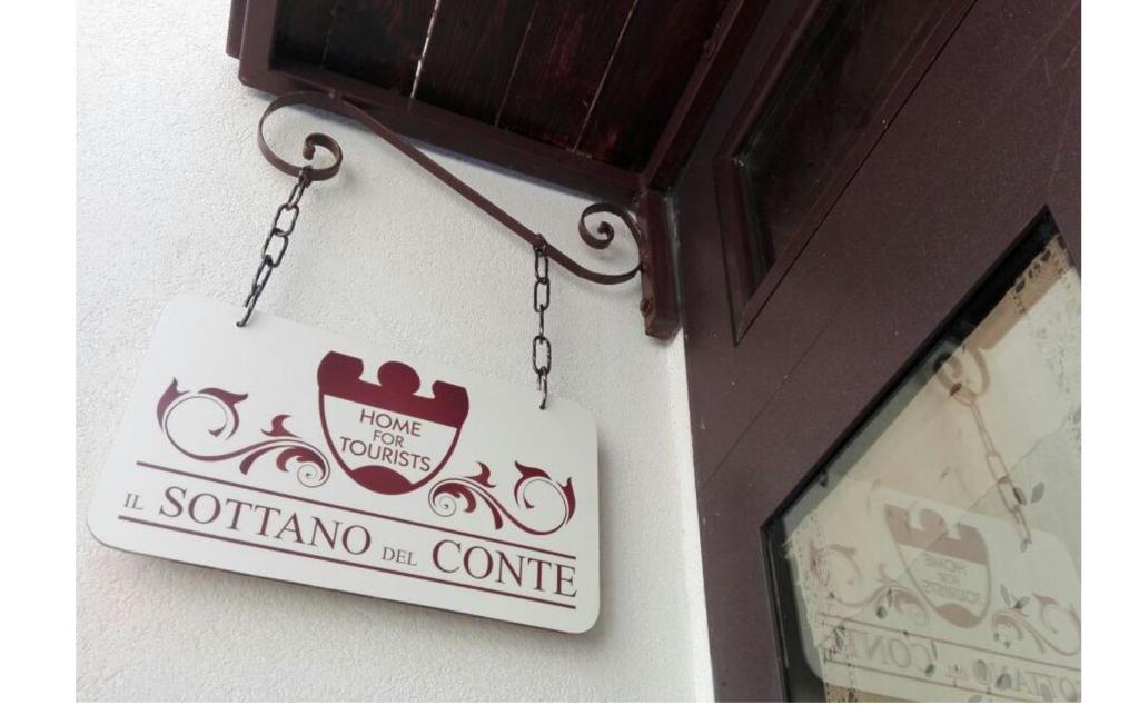 孔韦尔萨诺Il Sottano del Conte的挂在墙上的咖啡店标志