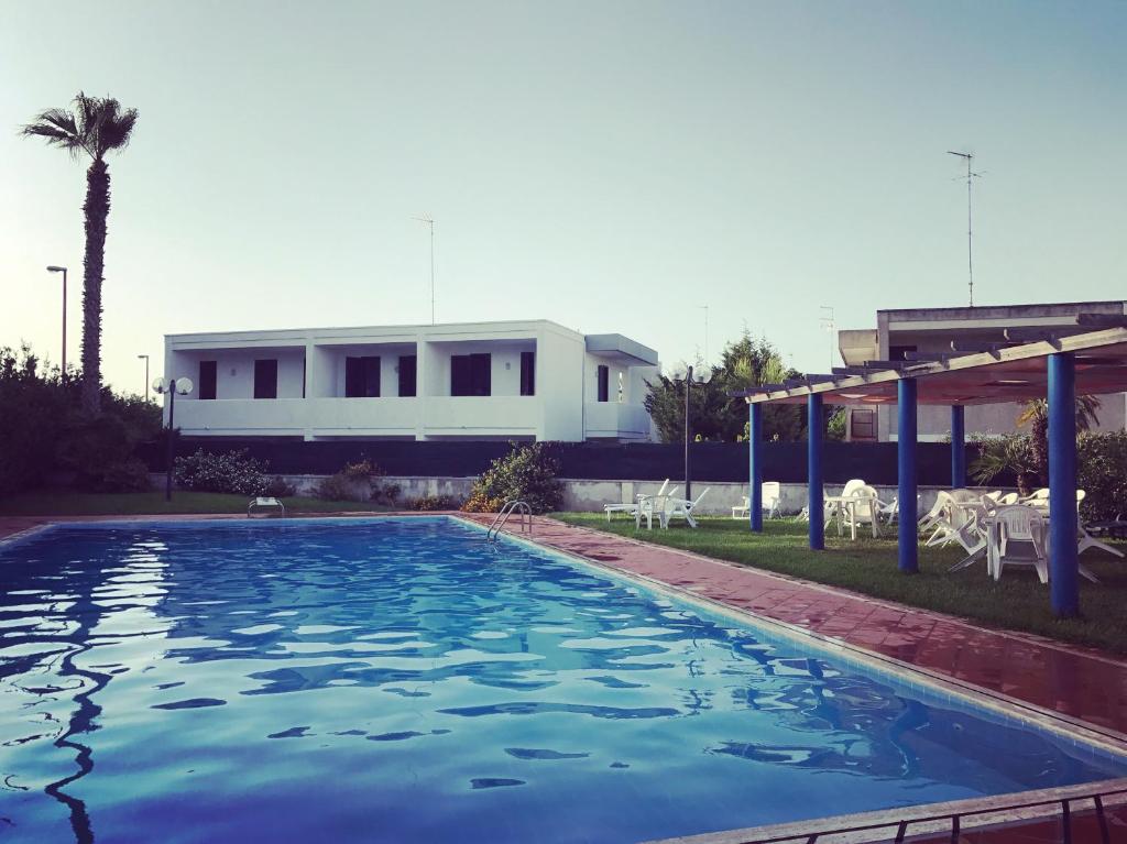 托里德欧索Mya Vacanze的一座带房子的游泳池