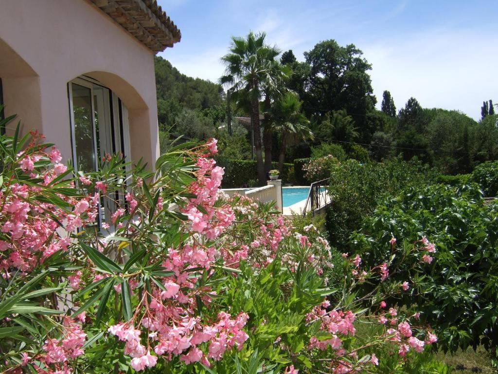 圣保罗-德旺斯Au vallon rouge (Suite double)的一座花园,在房子前方种有粉红色的花朵