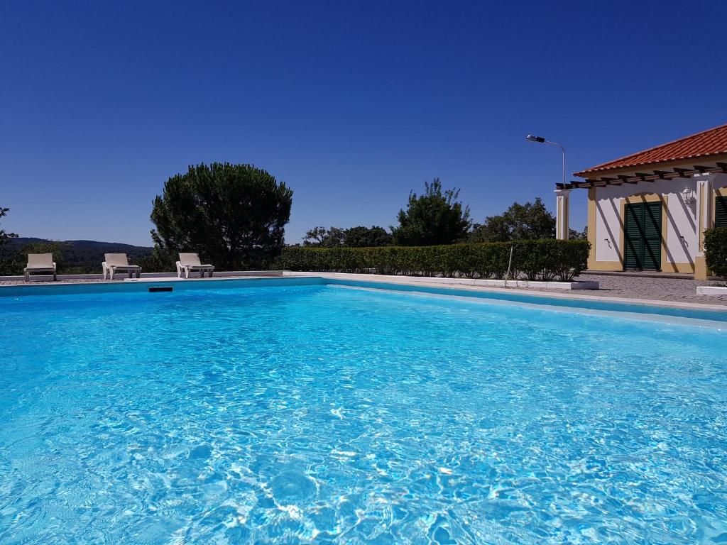 马尔旺Quinta da Nave do Lobo的蓝色房子中的游泳池