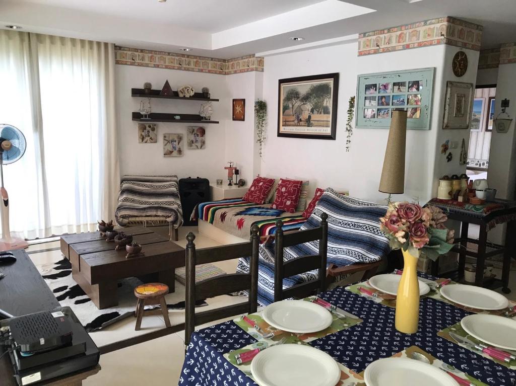 考陶墨西哥海滨公寓的客厅配有沙发和桌子