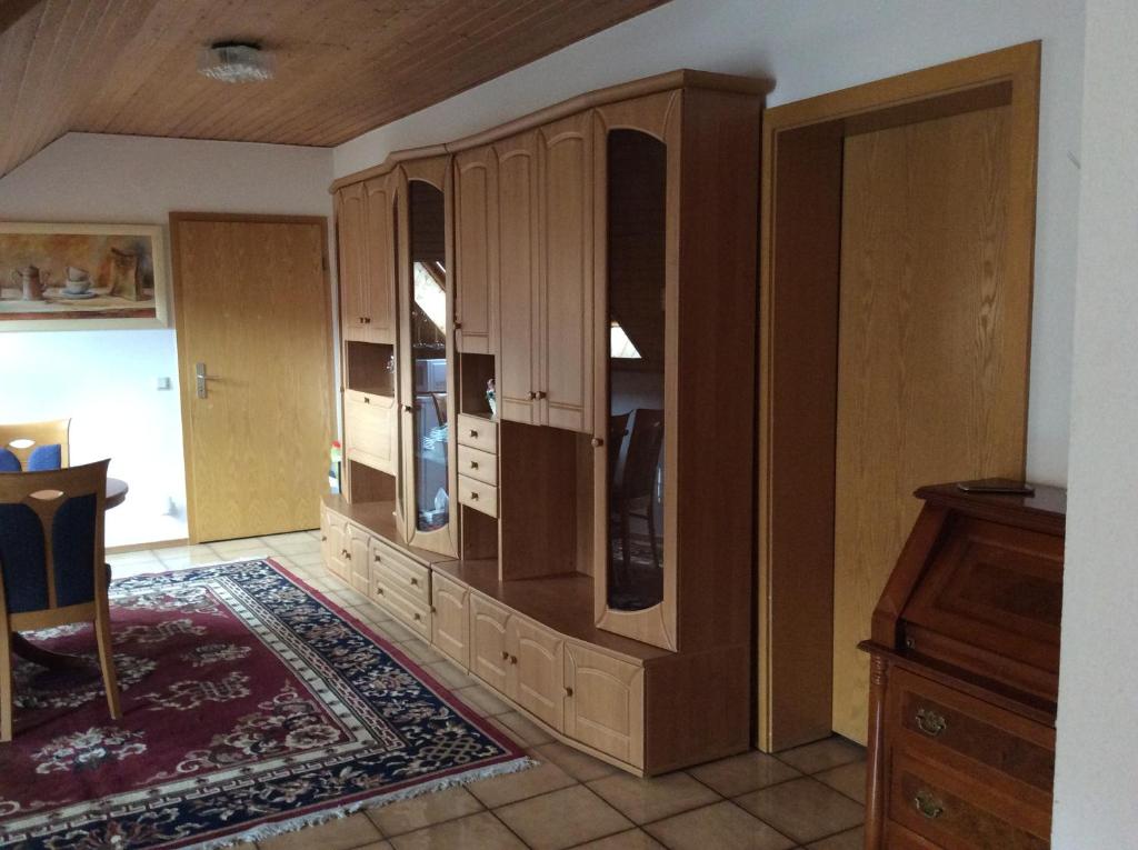 Kindsbach山景客房旅馆的客厅设有大型木制橱柜。