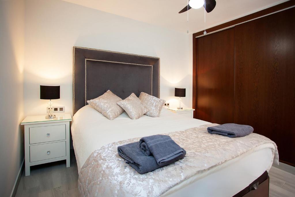 阿达莱斯Apartamento Vadim的一间卧室配有一张大床和两条毛巾