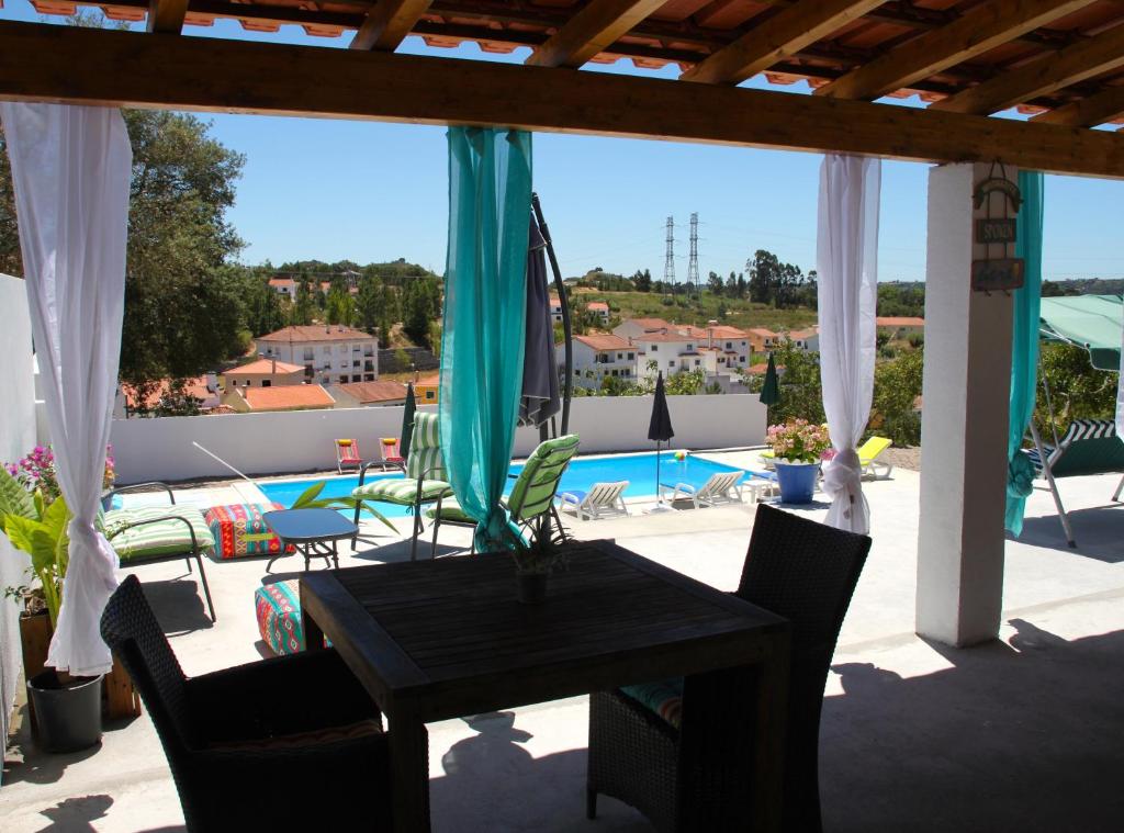 圣塔伦Casa do Loureiro Branco的一个带桌椅的庭院和一个游泳池