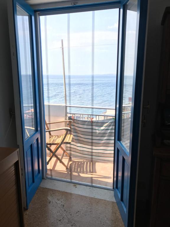 莱万佐Casa vacanze levanzo的从游轮的门口欣赏海景