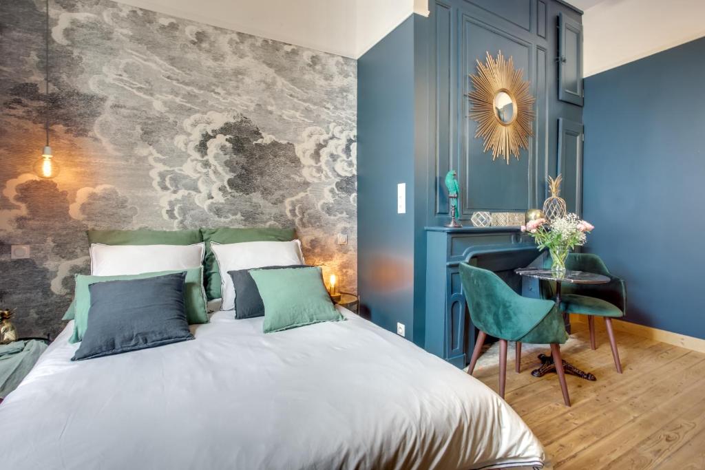 雷恩LE CELESTE - Centre Historique -的一间卧室配有一张带蓝色墙壁的大床