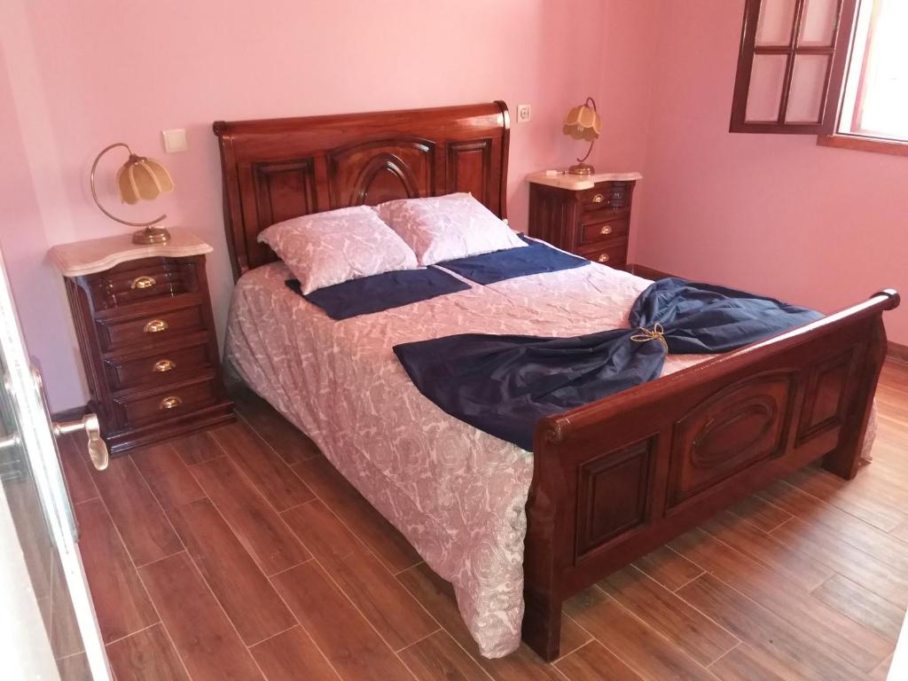 马尔科-德卡纳维泽斯Casas de Canavezes的一间卧室配有床和2个床头柜