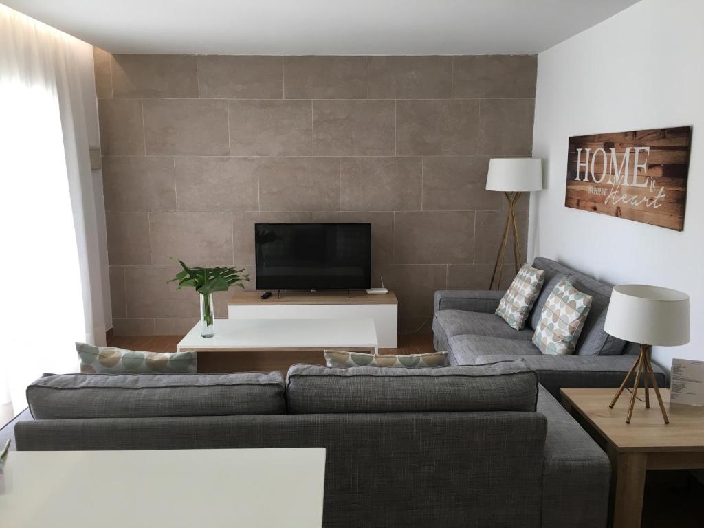 宏达海滩LC Apartamento Playa Honda的客厅配有两张沙发和一台电视机