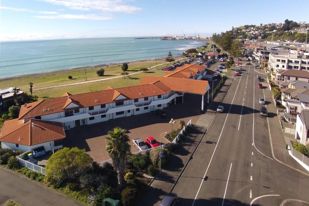 纳皮尔Harbour View Seaside Accommodation Napier的享有小镇的空中景致,街道和大海