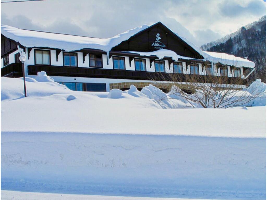 野沢阿尔蒂图德诺扎瓦山林小屋的积雪覆盖的房屋