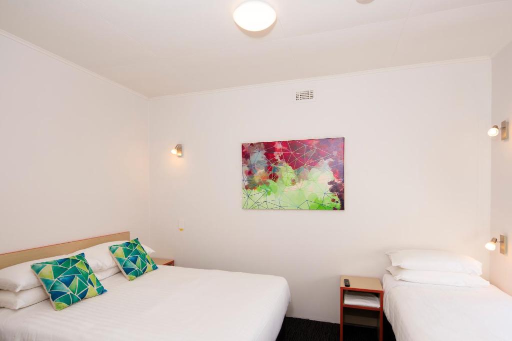 朗塞斯顿莫布雷酒店 的一间设有两张床的客房,墙上挂着一幅画