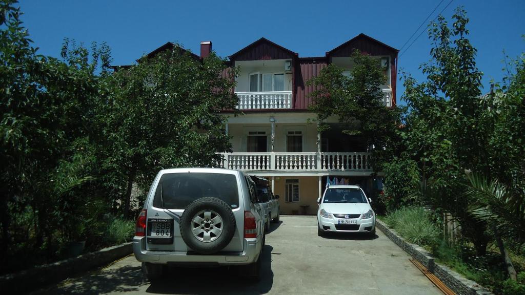 查克维Gios Guest House的两辆车停在房子前面