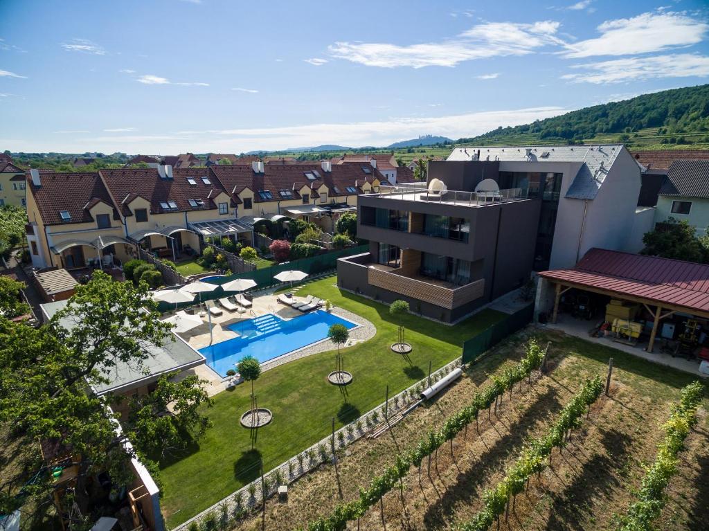 毛特恩Weinlodge Siedler的享有带游泳池的房屋的空中景致