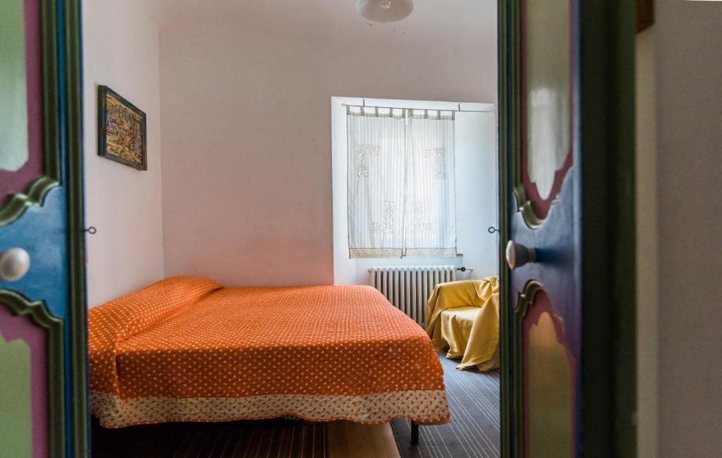 费尔莫拉卡萨德尔阿提斯塔酒店的小房间设有床和窗户