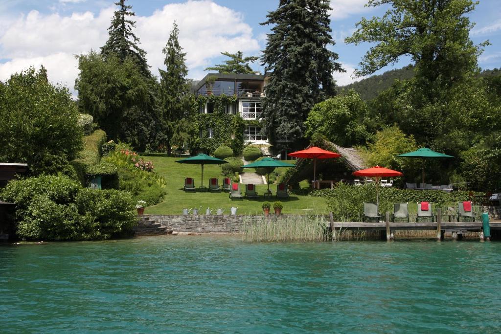 沃尔特湖畔韦尔登Villa Christa的水景度假屋