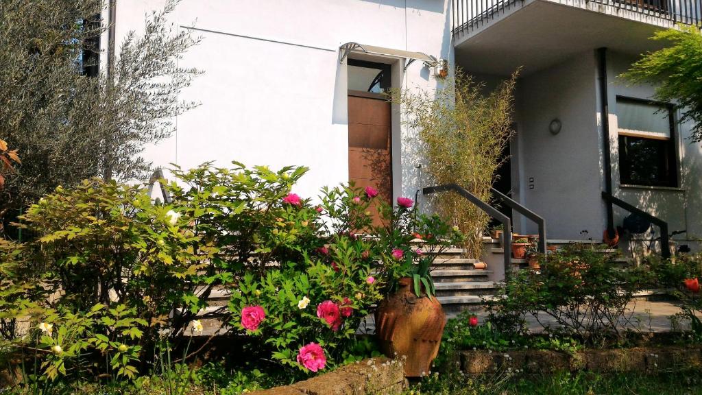 曼托瓦B&B Il Melograno的前面有一束鲜花的房子
