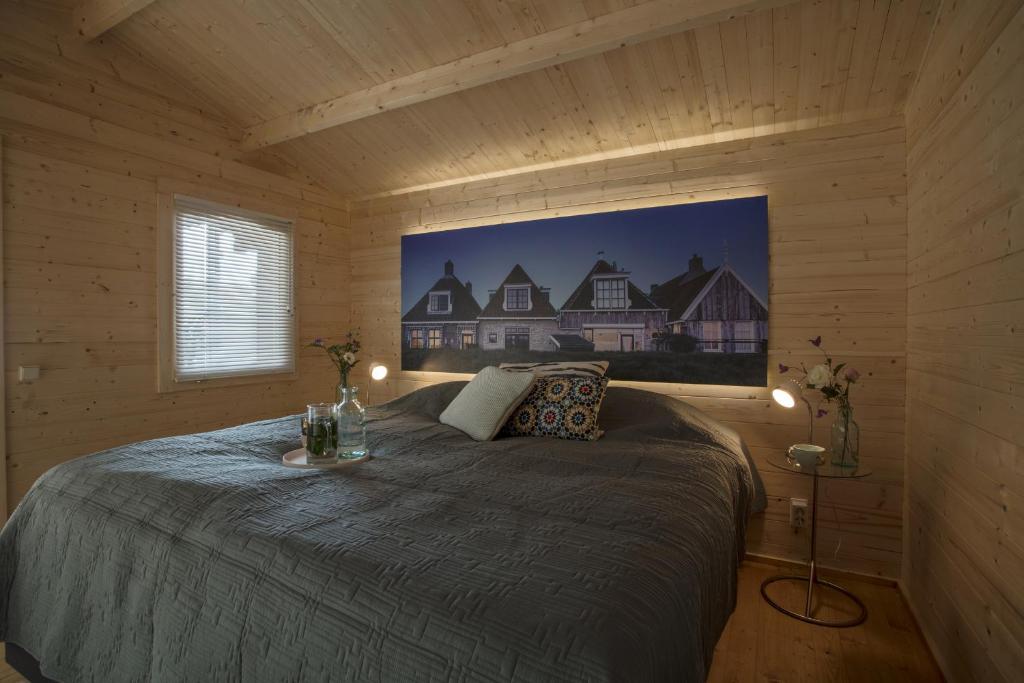 玛库姆Lodgehotel de Lelie的小木屋内一间卧室,配有一张床