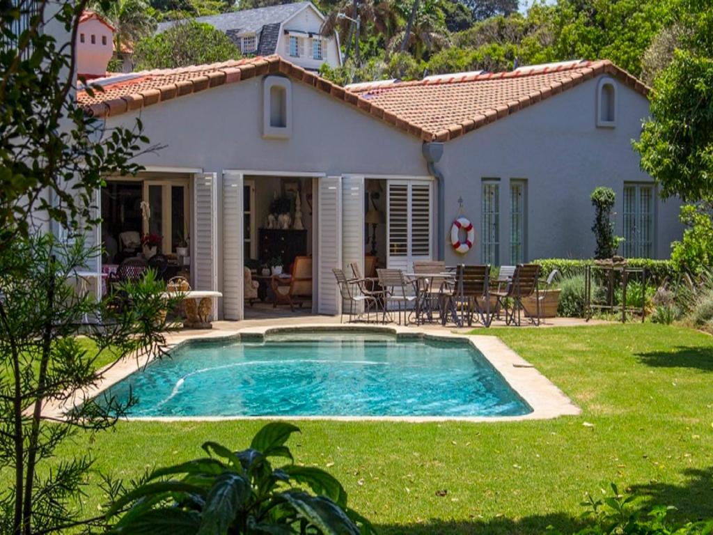 德班Maison H Guest House的庭院前带游泳池的房子