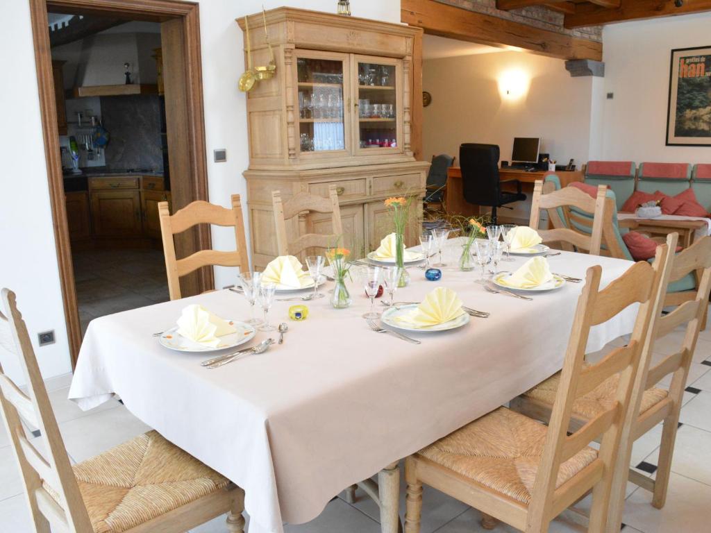 莱斯河畔的汉恩Stylish Holiday Home in Han sur Lesse with Terrace的一间配备有白色桌椅的用餐室