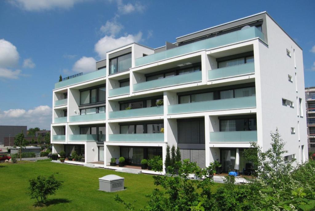 吕讷堡Fewo Speicherquartier的公寓大楼前面设有草坪