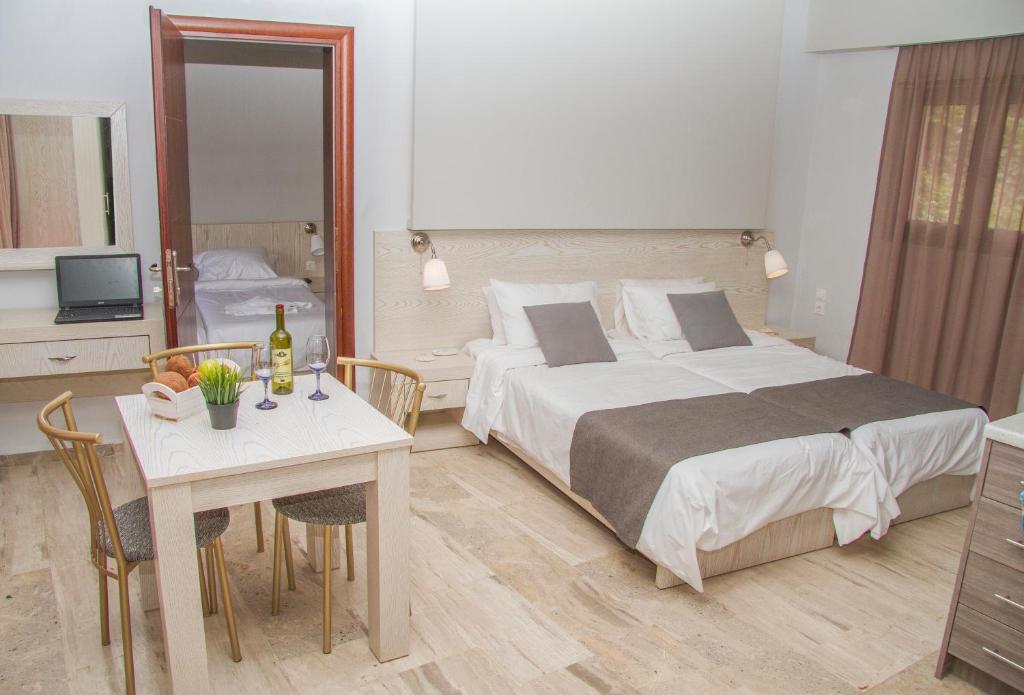 阿齐亚佩拉加阿塔洛斯公寓 的酒店客房设有一张大床和一张桌子。