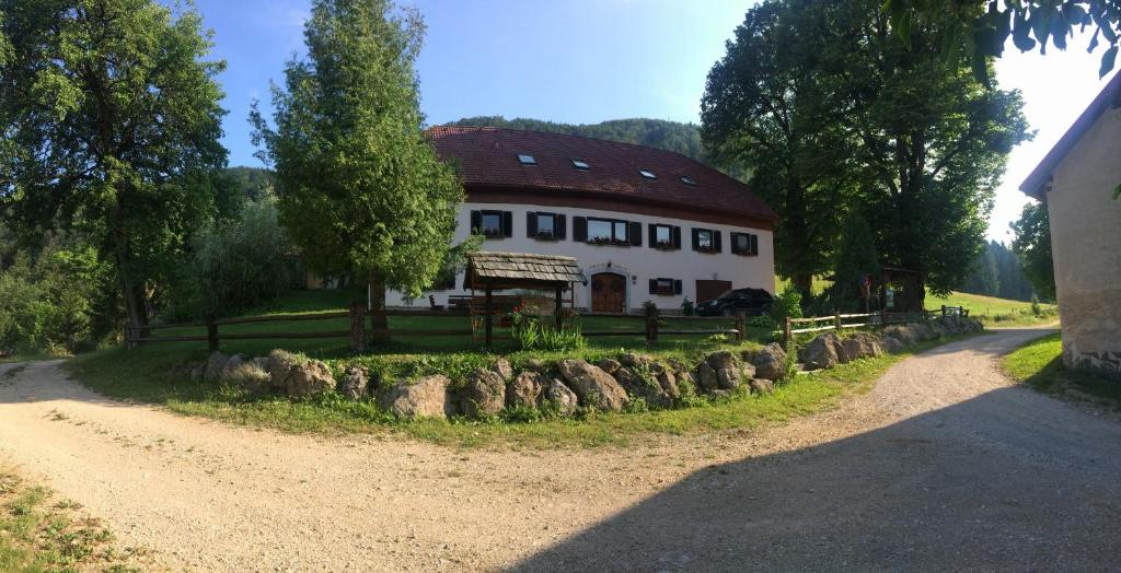 Gornji GradTuristična Kmetija Toman的土路上有红色屋顶的大型白色房屋