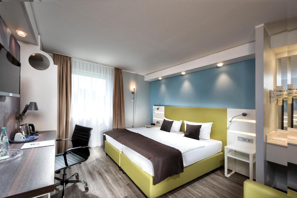 派内派内萨尔茨吉特贝斯特韦斯特酒店的配有一张床和一张书桌的酒店客房