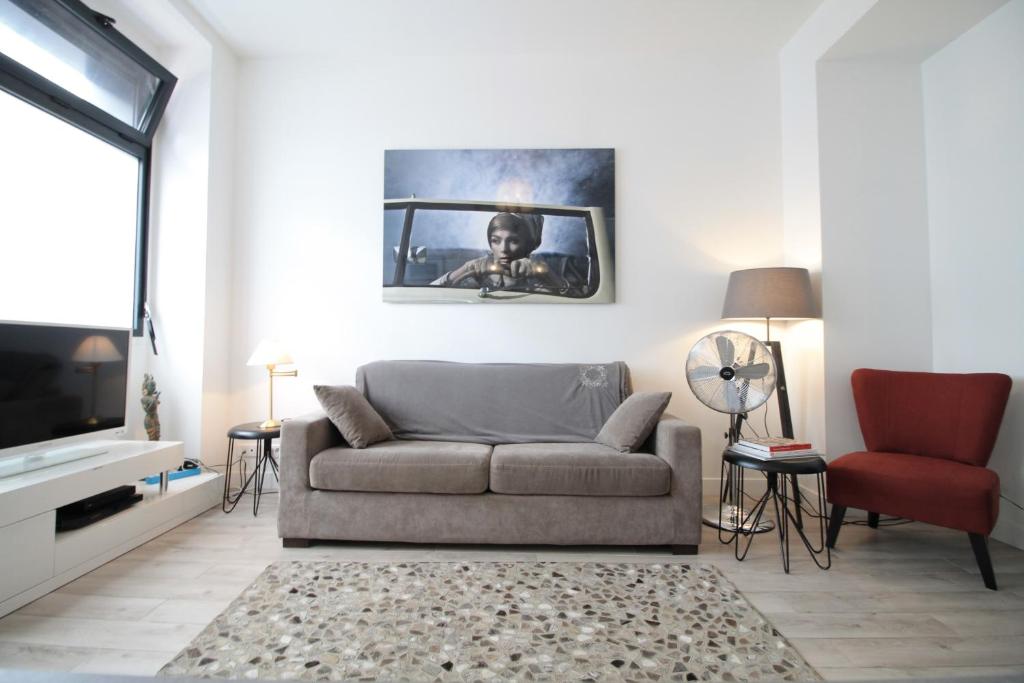 巴黎舒适之选公寓的带沙发和电视的客厅