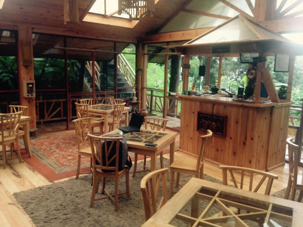 努沃勒埃利耶King Fern Cottage的凉亭配有桌椅和炉灶