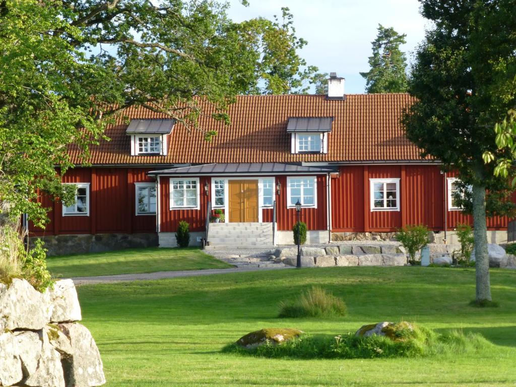 Stora MellösaKatrinelund Gästgiveri & Sjökrog的红色房子,有红色屋顶