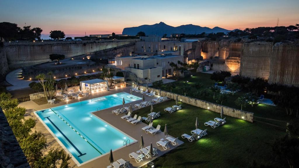 法维尼亚纳白色凯芙酒店的享有泳池的顶部景色
