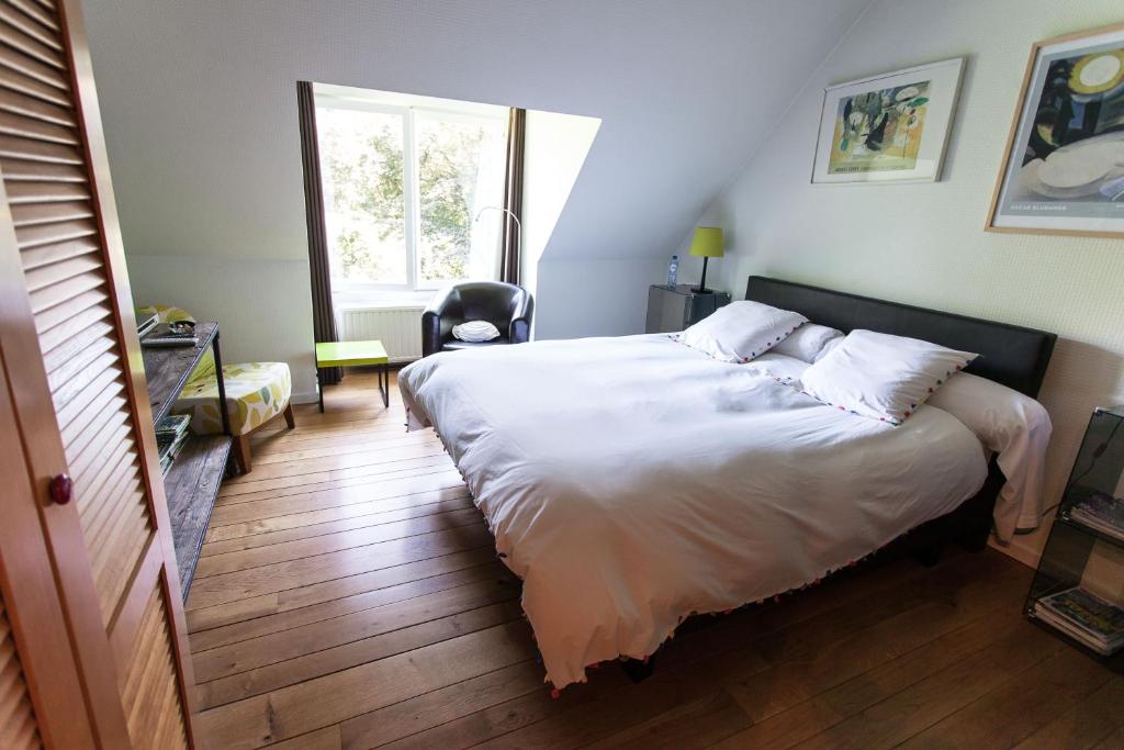 斯帕布瓦多蒙特住宿加早餐酒店的一间卧室设有一张大床和一个窗户。