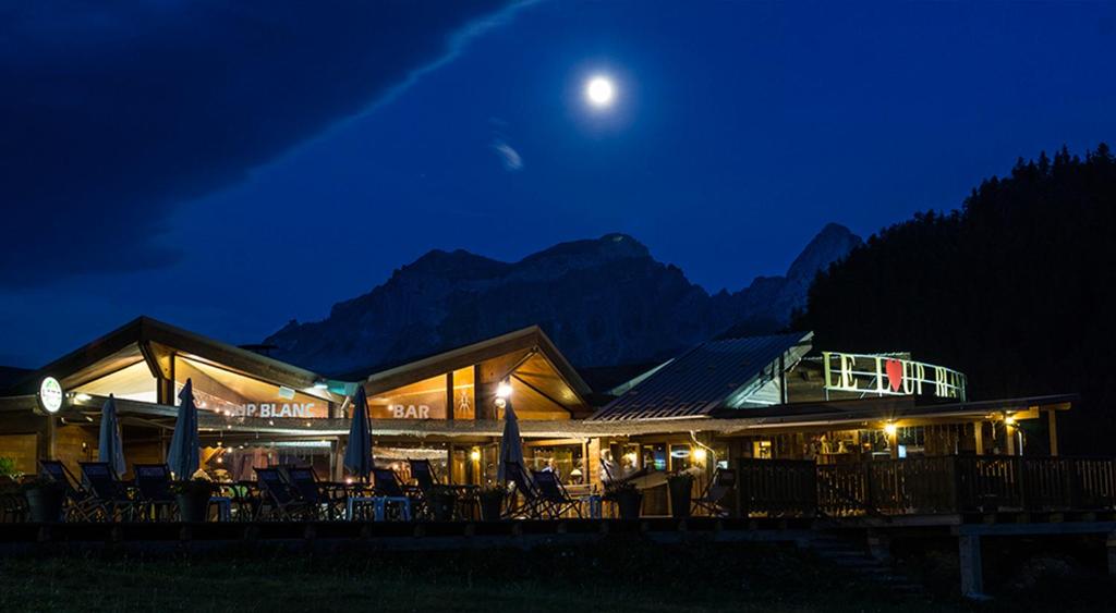 普华露Le Loup Blanc的夜晚,在天空中与月亮相伴的餐馆