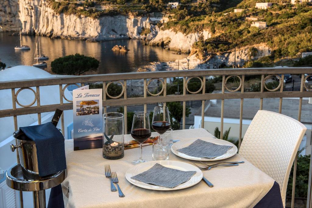 蓬扎Hotel Villaggio Dei Pescatori的阳台上的桌子上放着酒杯