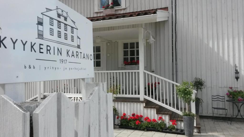 OutokumpuKyykerin Kartano的前面有白色围栏的白色房子