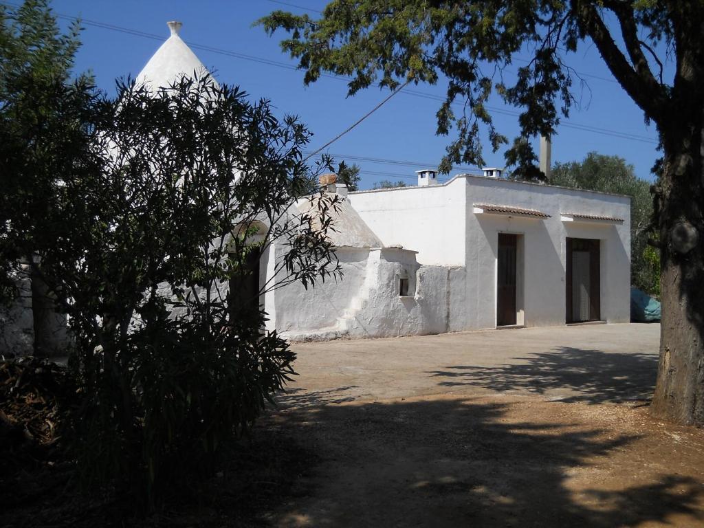 弗兰卡维拉丰塔纳Vacanza in casa rurale nel Salento的前面有棵树的白色建筑