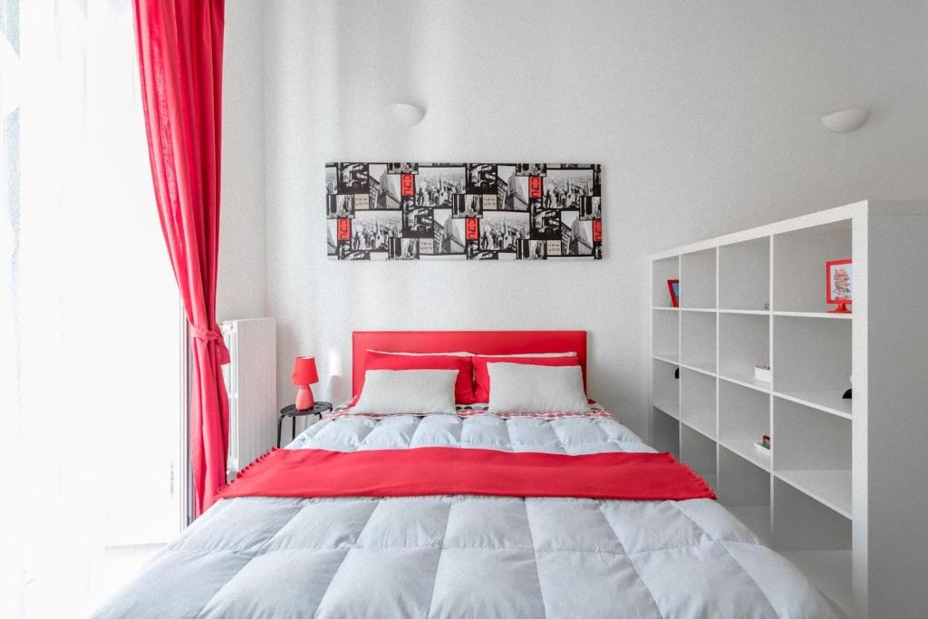 巴里A due passi dal centro - Bari Policlinico的白色卧室内的一张红色和白色的床