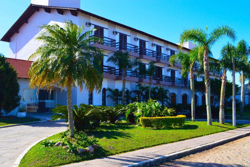南圣洛伦索Hotel das Figueiras的一座棕榈树建筑