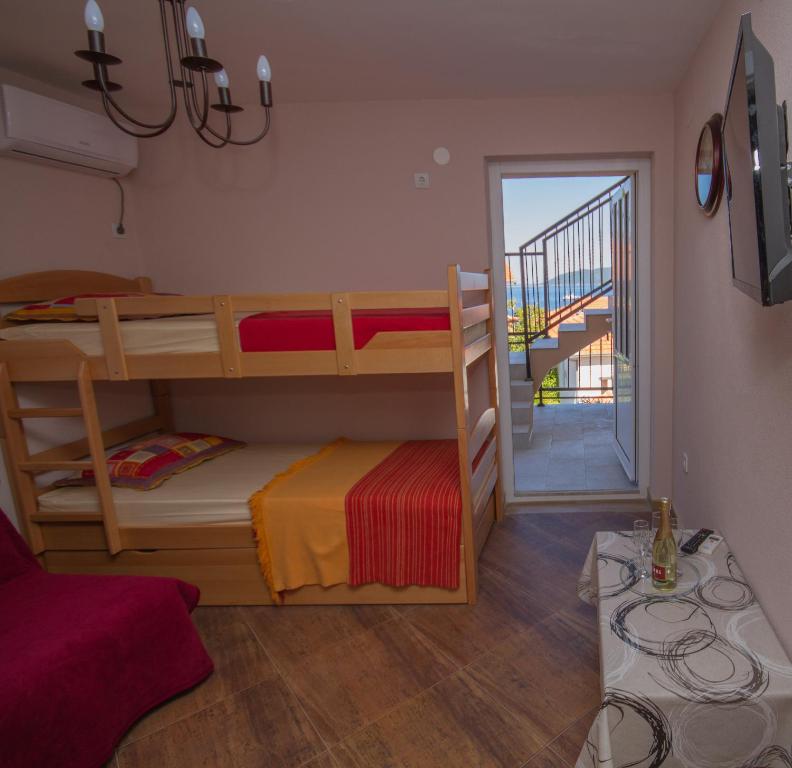 卢什蒂卡Apartments Bellavista的客房设有两张双层床和一个阳台。
