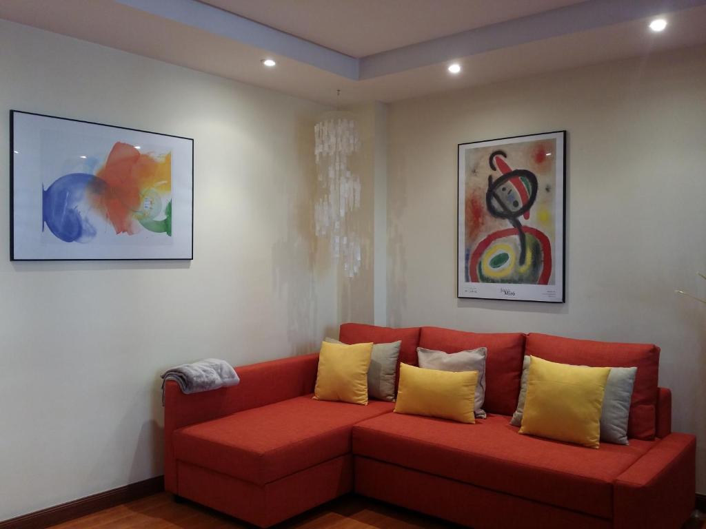 大加那利岛拉斯帕尔马斯Casa Cafer的客房内的红色沙发,配有黄色枕头