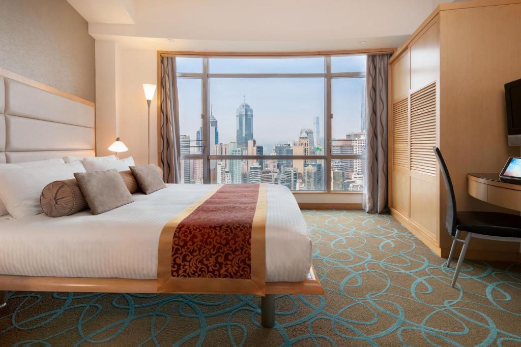 香港园景轩酒店的配有一张床、一张书桌和一扇窗户的酒店客房