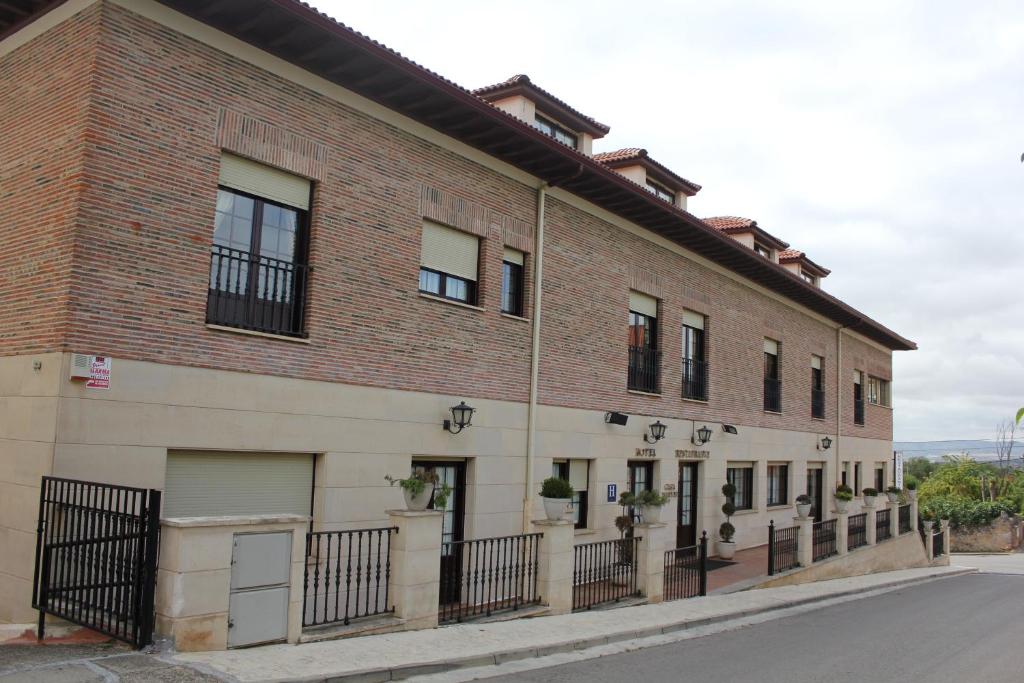 Poza de la Sal卡萨马丁酒店的街道边的旧砖楼
