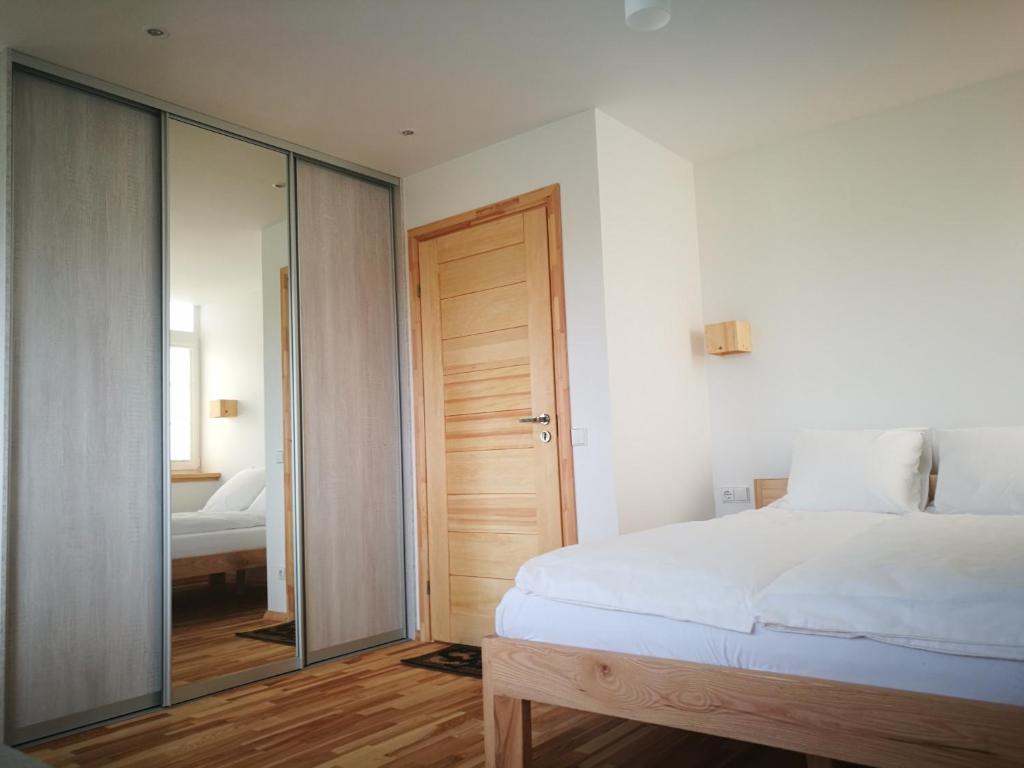 卡尔克尔Klevas的一间卧室设有一张床和一个滑动玻璃门
