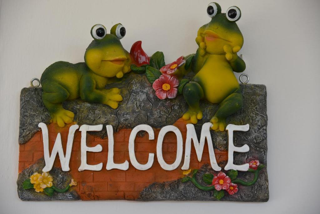 维耶斯泰Canto delle Rane的两个青蛙坐在欢迎标志的顶上