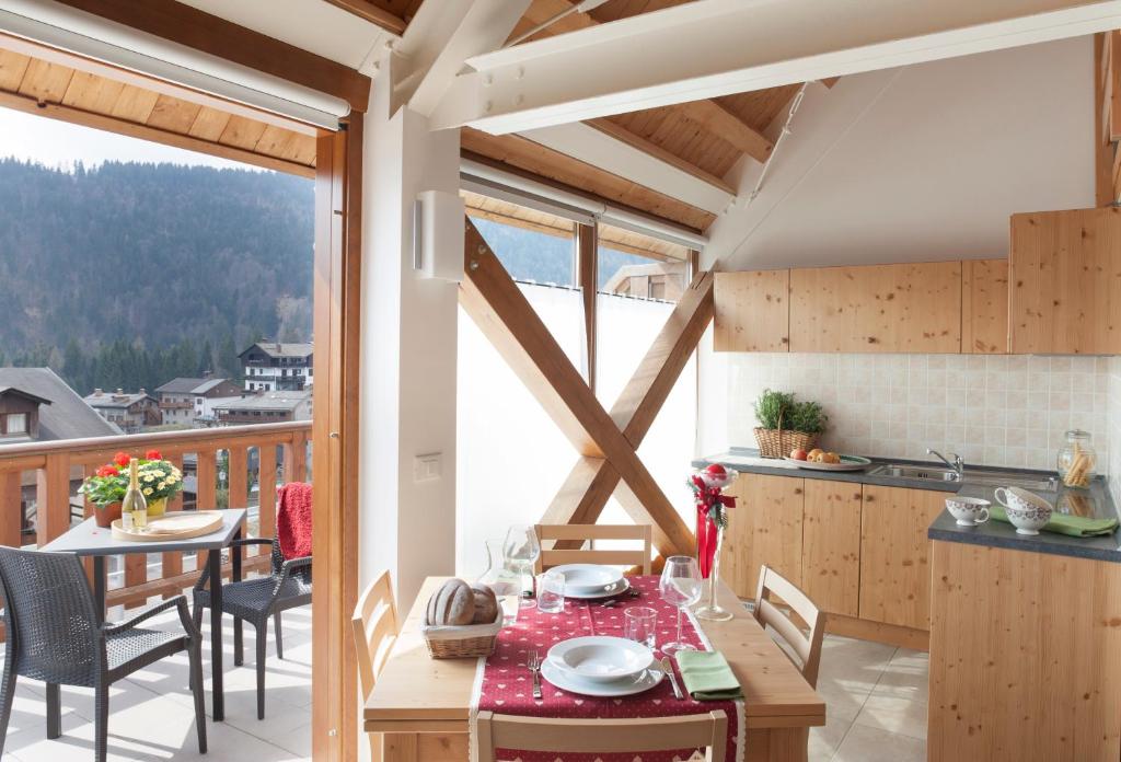 绍里斯Albergo Diffuso Sauris in Sauris di Sotto的山景厨房和用餐室