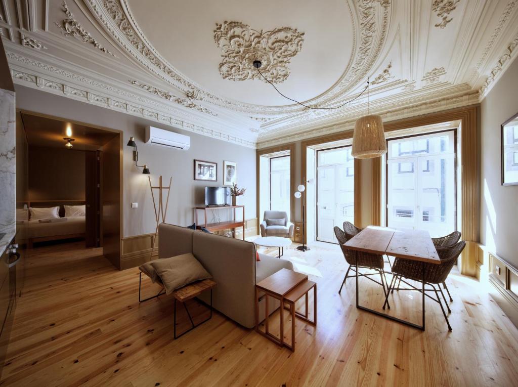 波尔图Aparthotel Oporto Batalha的客厅配有沙发和桌子