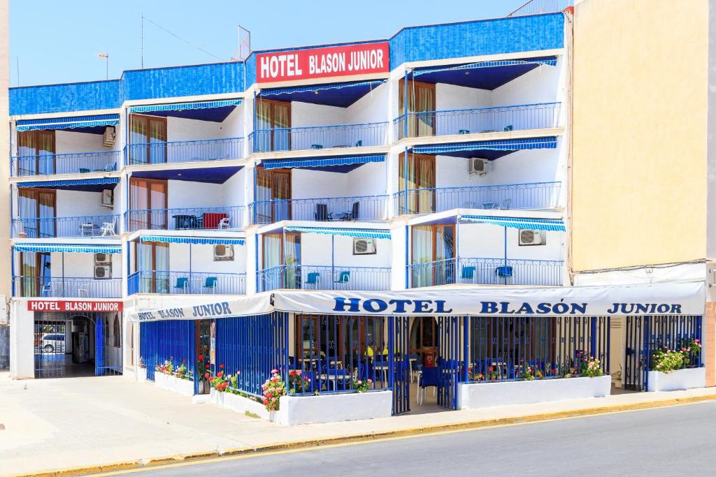 佩尼斯科拉小布拉森酒店的街道上设有蓝色阳台的酒店