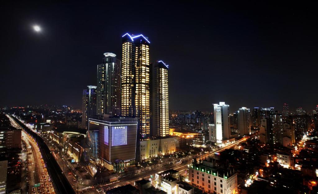首尔宾塔经典500行政公寓的城市天际线,夜晚有高楼