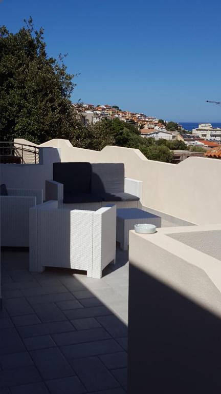 卡拉古诺内Seliche的阳台配有白色家具,享有城市美景。